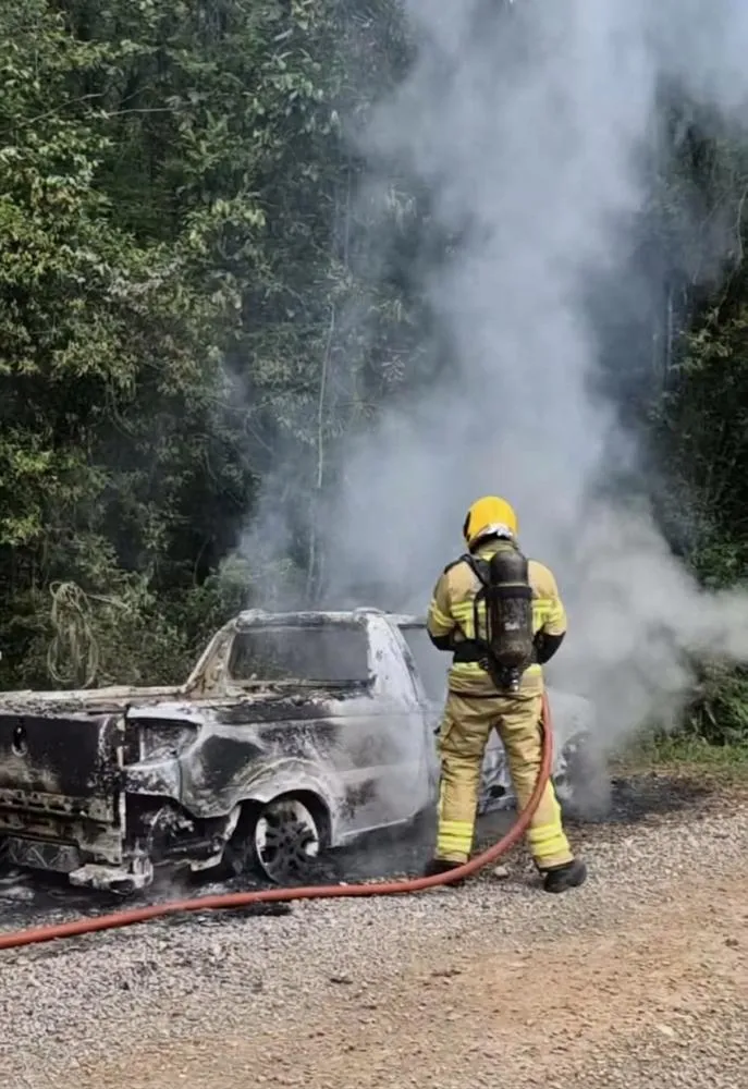 Incêndio atinge Fiat Strada no interior de Santa Tereza