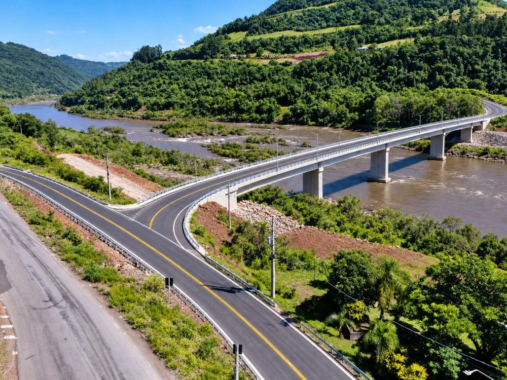 Nova ponte prevê passagem de dois veículos ao mesmo tempo e altura acima da cota de inundação - Foto: Meramente Ilustrativa/IA