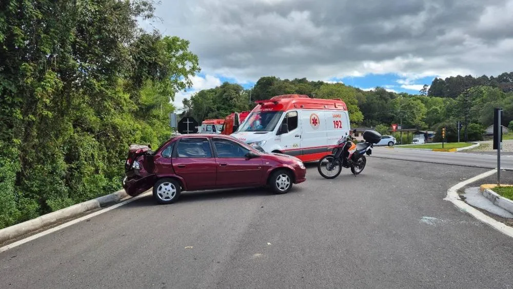 Colisão entre carro e Kombi deixa duas pessoas feridas na BR-470