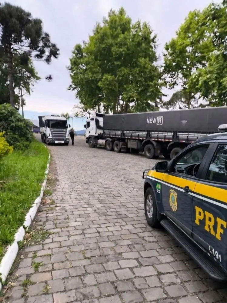 PRF retém caminhões com excesso de peso na Ponte do Rio das Antas