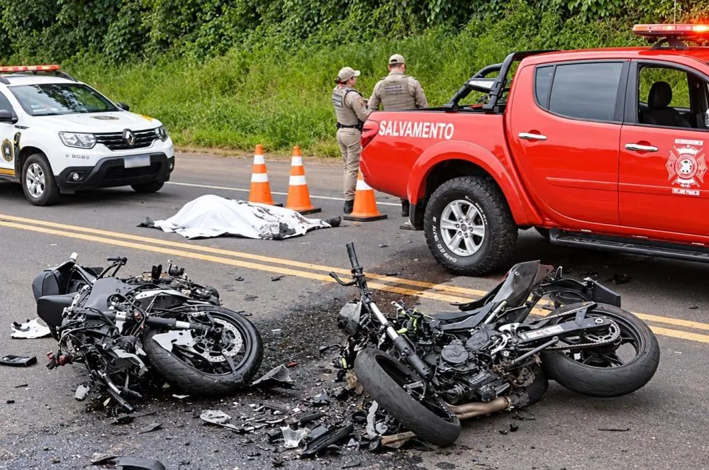 Colisão frontal entre duas motos deixa dois mortos na Serra