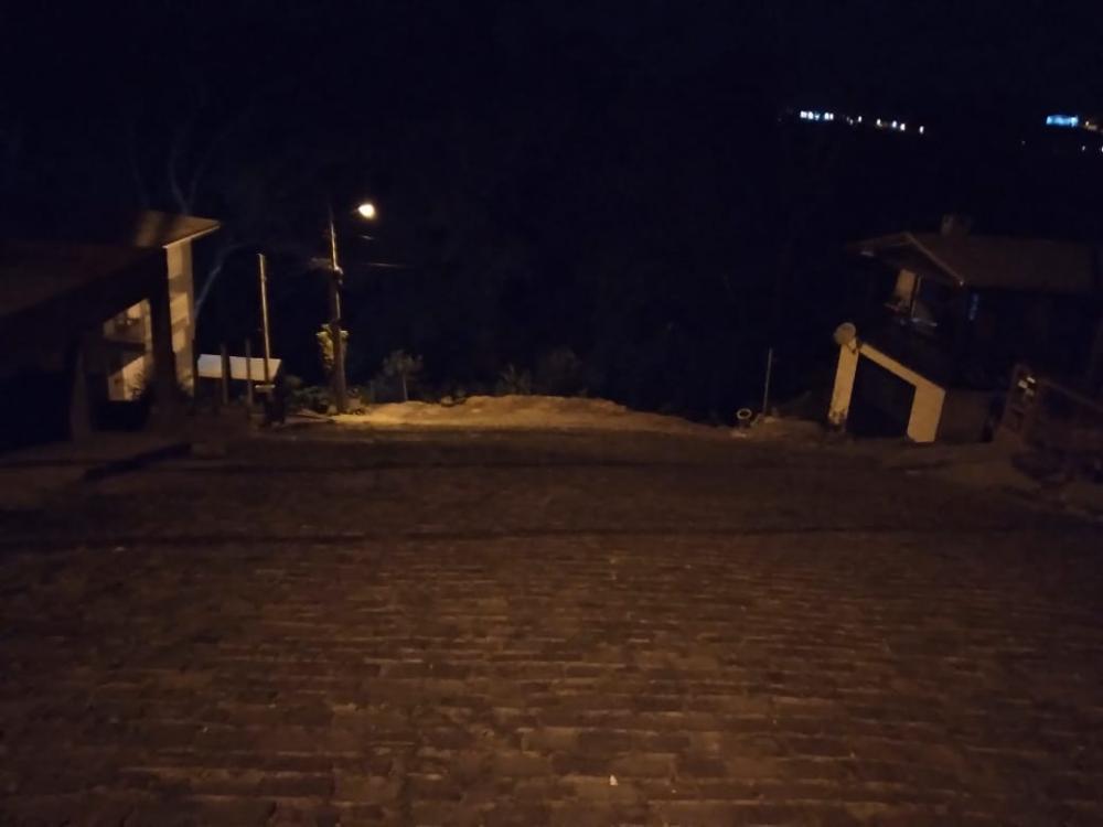 Motorista jogou seu carro em um barranco para escapar da tentativa de homicídio no bairro Ouro Verde