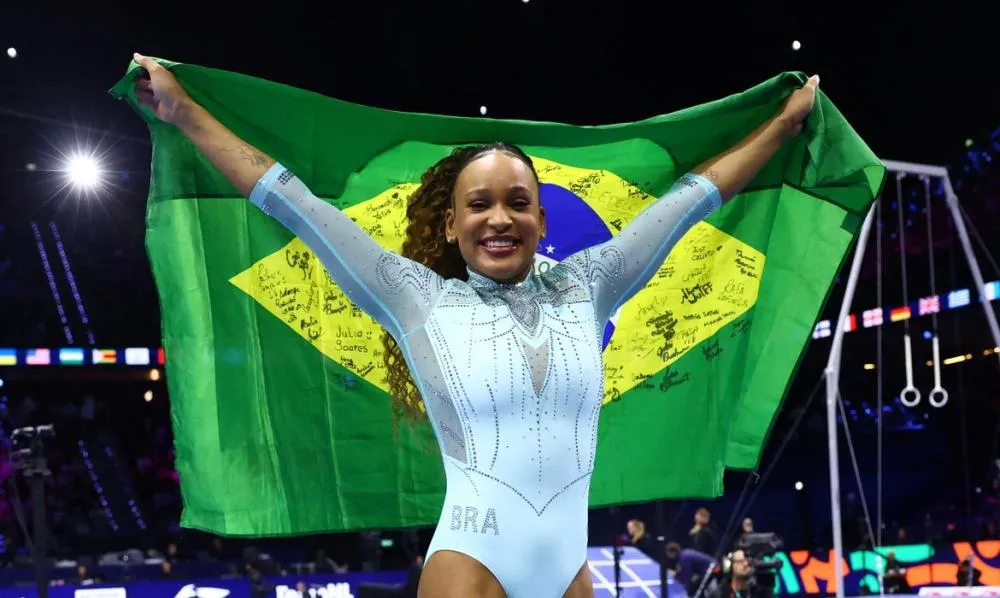 Rebeca Andrade conquista o tricampeonato mundial no salto sobre a mesa