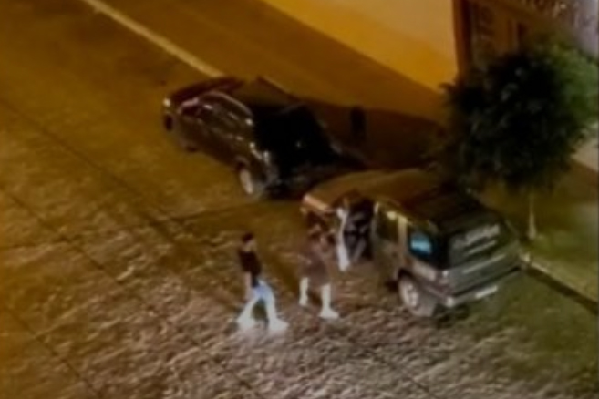 Agentes funerários brigaram pelo corpo de uma pessoa em frente aos familiares