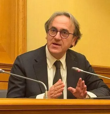 Deputado italiano pede investigação sobre suposto privilégio na cidadania dos filhos de Bolsonaro