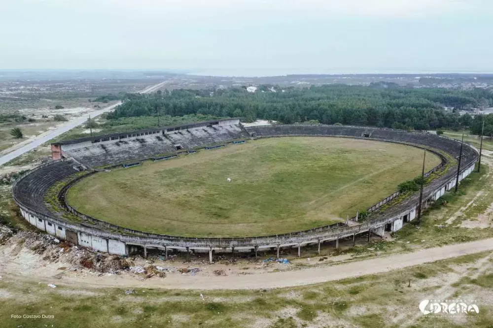 Estádio abandonado em Cidreira poderá virar autódromo