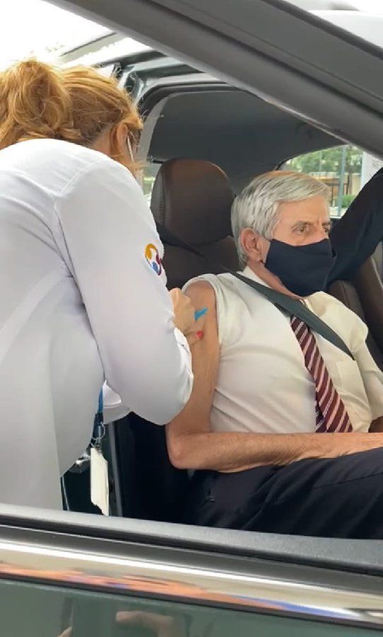 General Heleno recebe primeira dose de vacina contra a covid-19