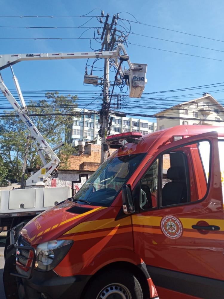 Acidente com caminhão da prefeitura deixa moradores de Bento mais de 12 horas sem luz