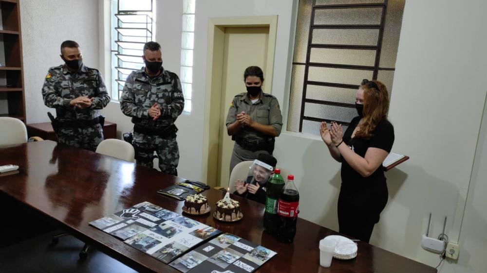 Menino de 4 anos comemora aniversário com policiais da BM em Bento Gonçalves