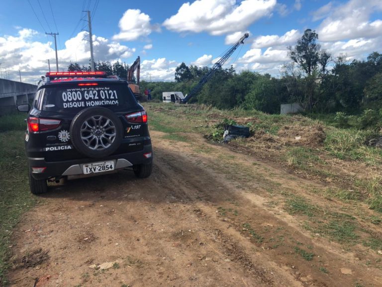 Corpo estava dentro de uma mala em terreno baldio. (Foto: Jaime Zanatta Jr/Agência GBC/Divulgação)
