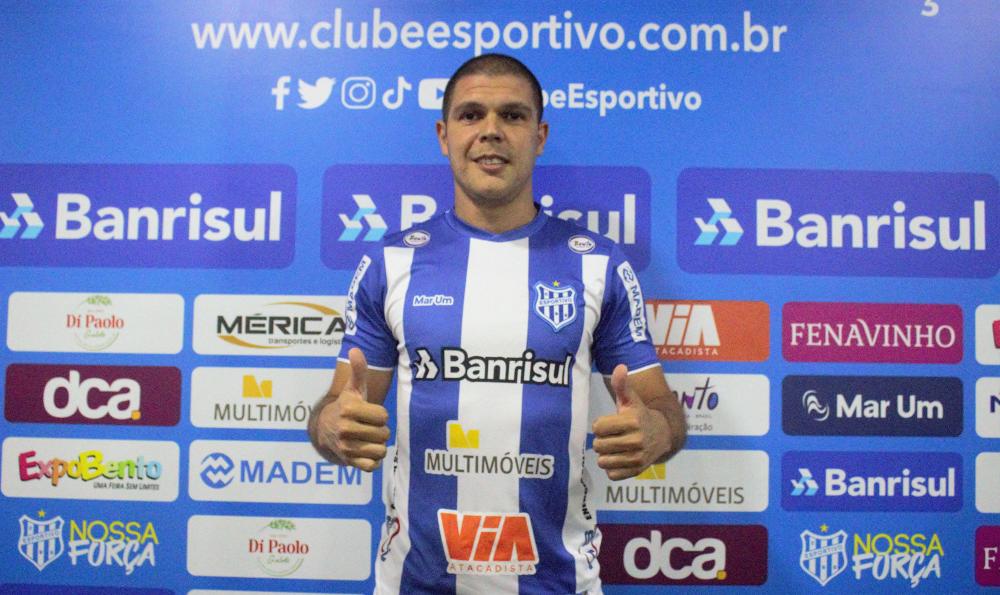 Esportivo reforça o elenco com o zagueiro uruguaio Juan Sosa