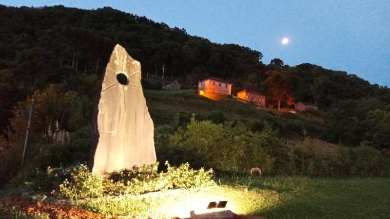 Pedra do Sol é um dos inúmeros projetos do escultor João Bezz Batti