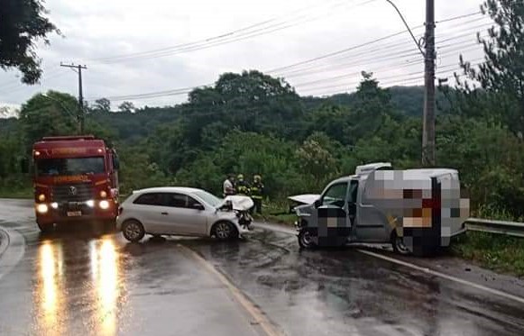 Veículos colidiram de frente na curva do quilômetro 5 da ERS 444 em Bento Gonçalves. (Foto: Corpo de Bombeiros)