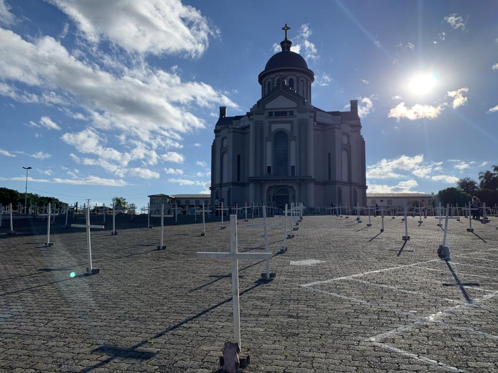 Cruzes foram colocadas em frente à igreja de Nossa Senhora de Caravaggio