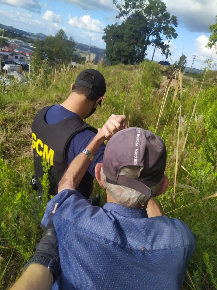 Guardas da GCM resgatam idoso perdido na mata em Bento Gonçalves