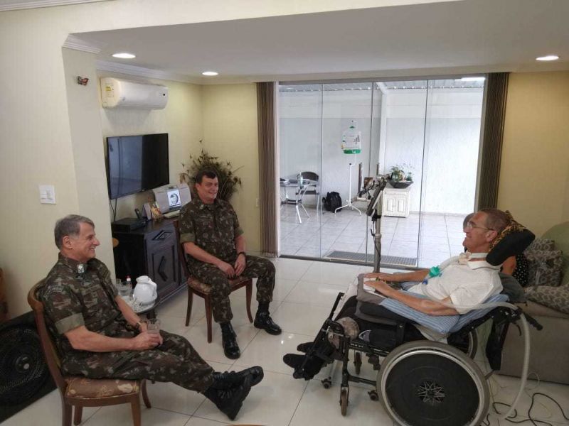 Após crise, Exército publica imagem de comandantes reunidos