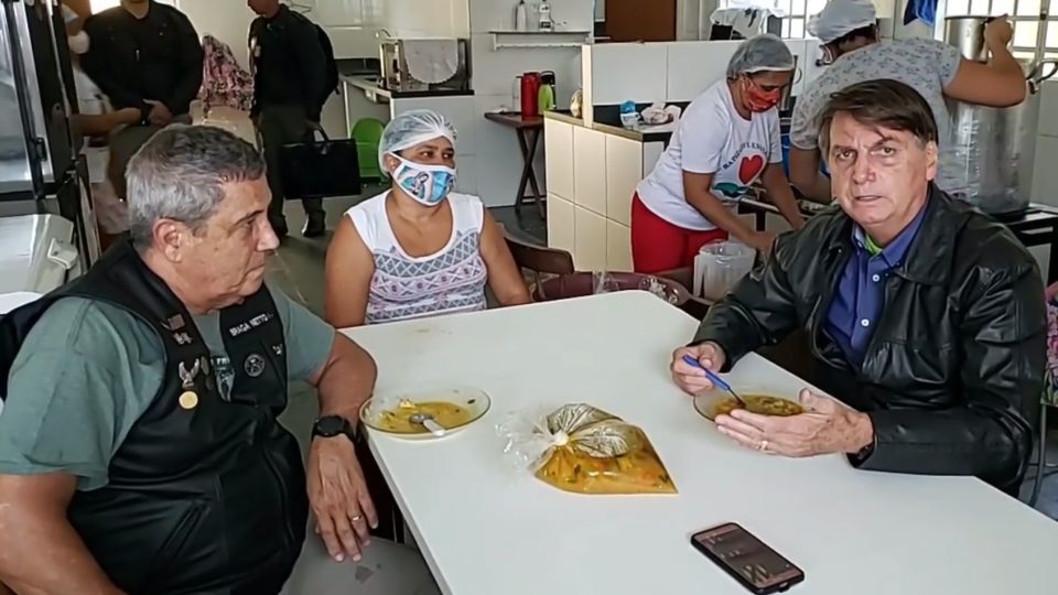 Bolsonaro afirma que sua guerra não é política, mas pela volta ao trabalho