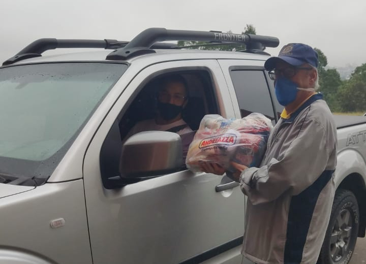 Rotaries arrecadam alimentos para quem tem fome durante vacinação de idosos em Bento Gonçalves