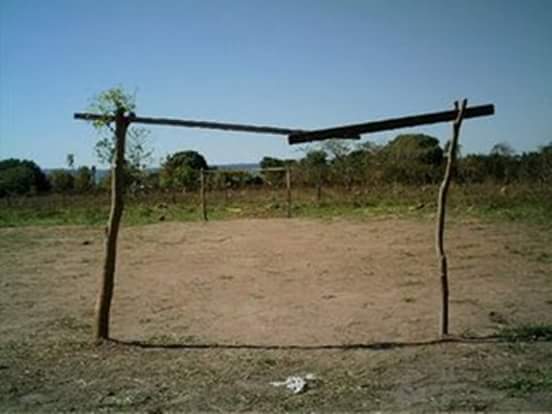 Com o passar do tempo, as cidades foram se transformando e os campinhos – lugares de entretenimento, principalmente dos meninos mais pobres –, foram dando lugar a prédios e casas.