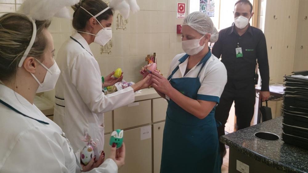 Parceiros Voluntários faz surpresa de Páscoa para profissionais da saúde em Bento Gonçalves