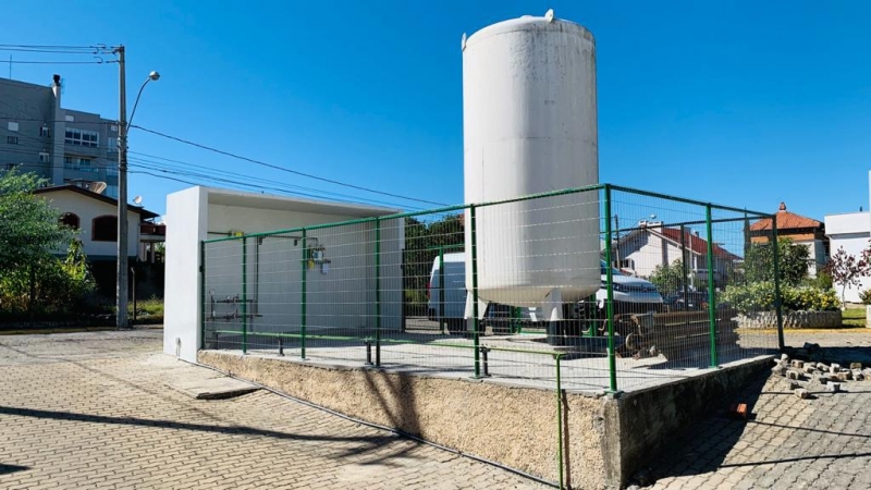 Cilindro é instalado na nova central de oxigênio da UPA de Bento