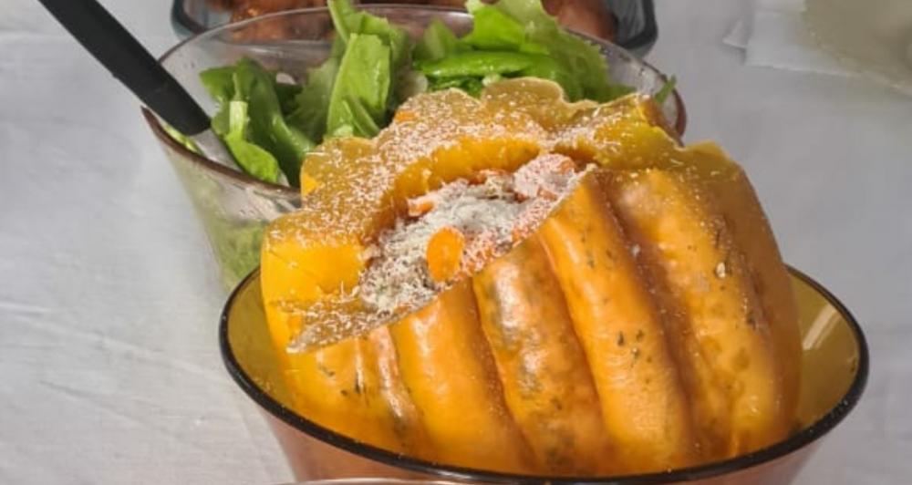 Abóbora recheada com carne moída e queijo ralado