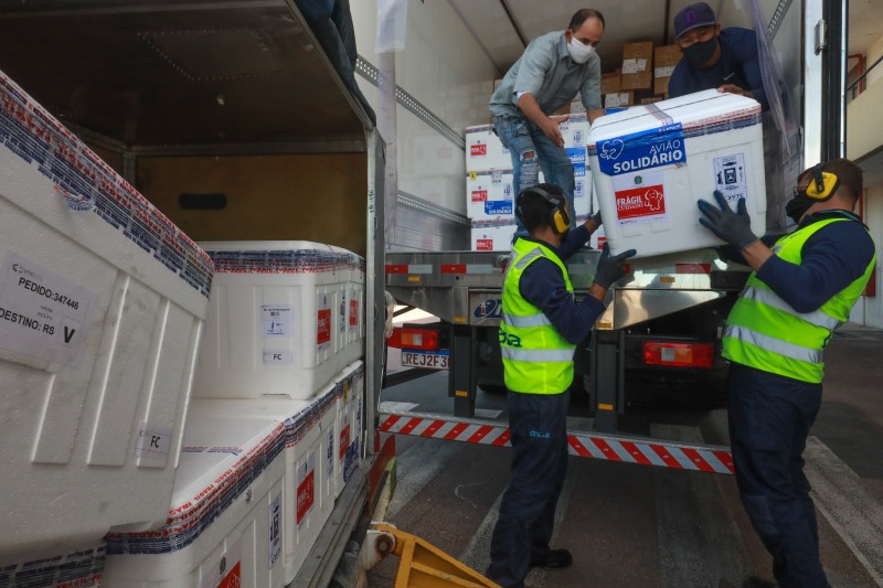 Para ampliar imunização de idosos e forças de segurança, Estado recebe mais 300 mil doses