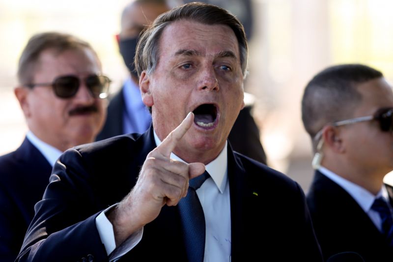 Bolsonaro dispara contra ministro Barroso do STF: 'Falta coragem moral'
