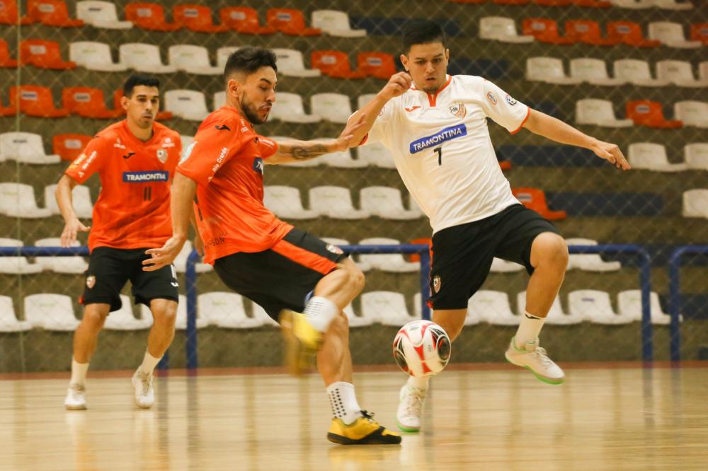 Jogo-treino entre a equipe profissional, do pivô Dener (esquerda) e o Sub-20, do ala Léo Borges (direita) /Foto: Ulisses Castro/ACBF