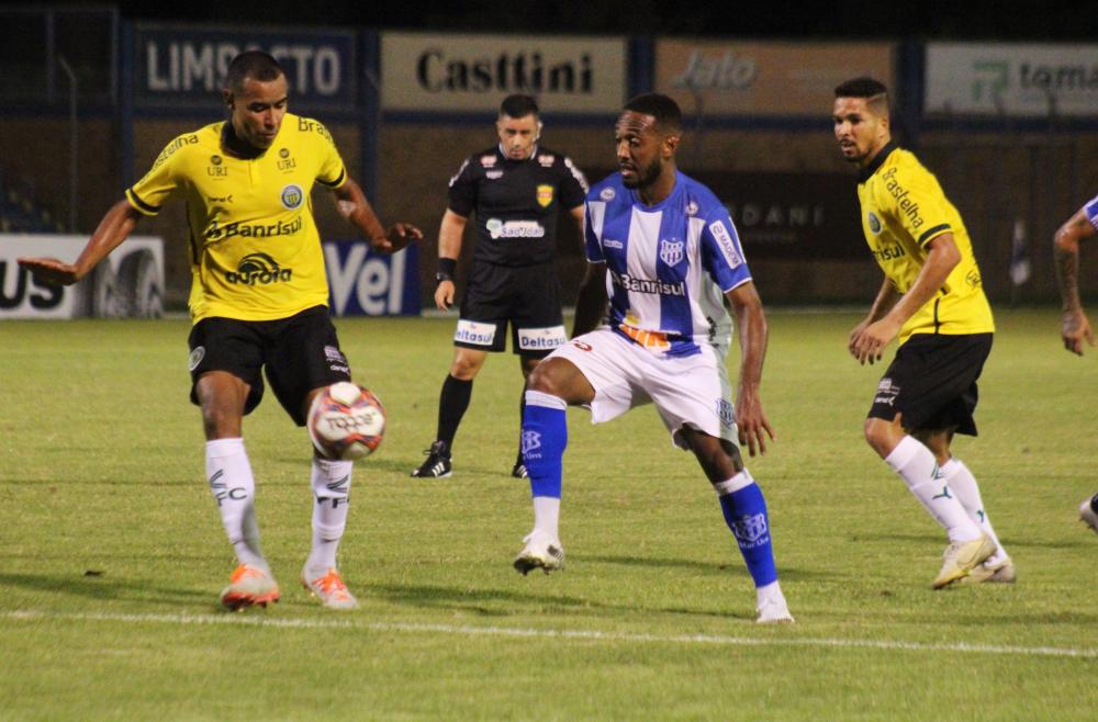 Esportivo empata com o Ypiranga em jogo dramático e respira por aparelhos no Gauchão