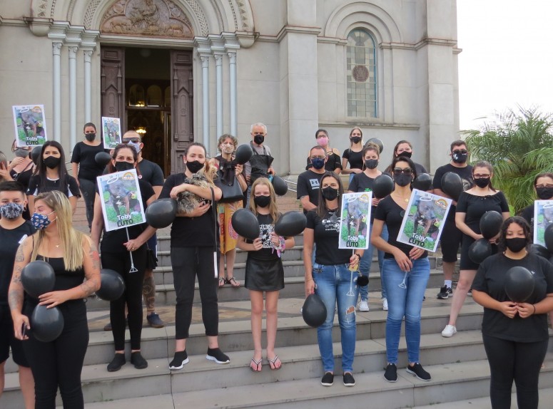 Grupo de defensores dos animais protesta contra morte de cachorro em Farroupilha