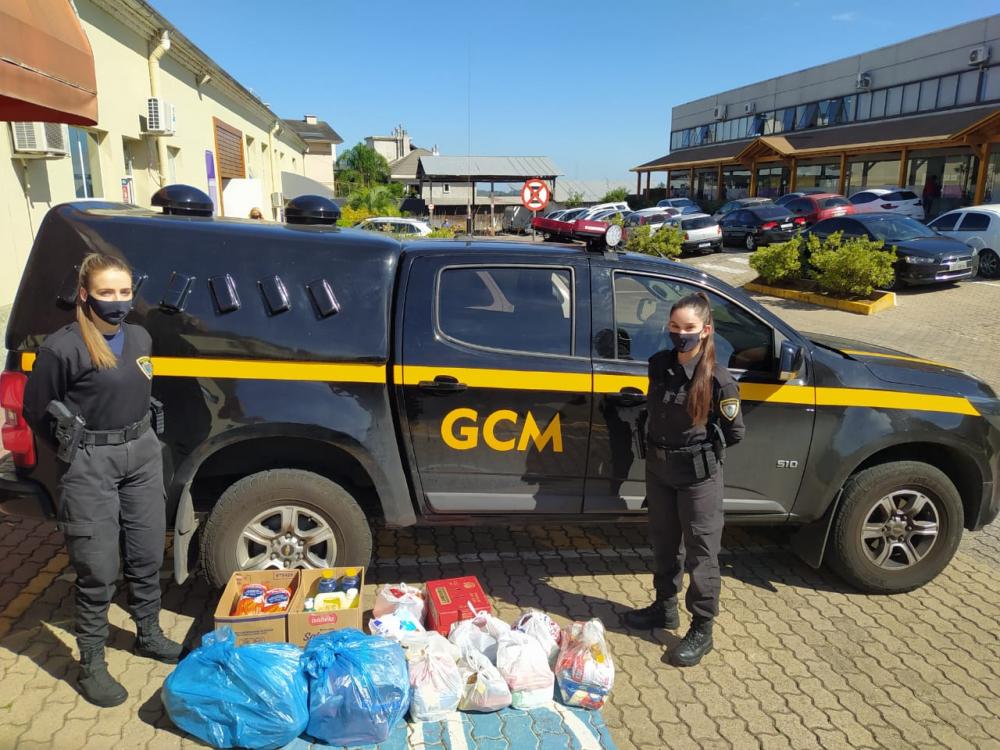 Guardas da GCM se unem para doar alimentos à família necessitada