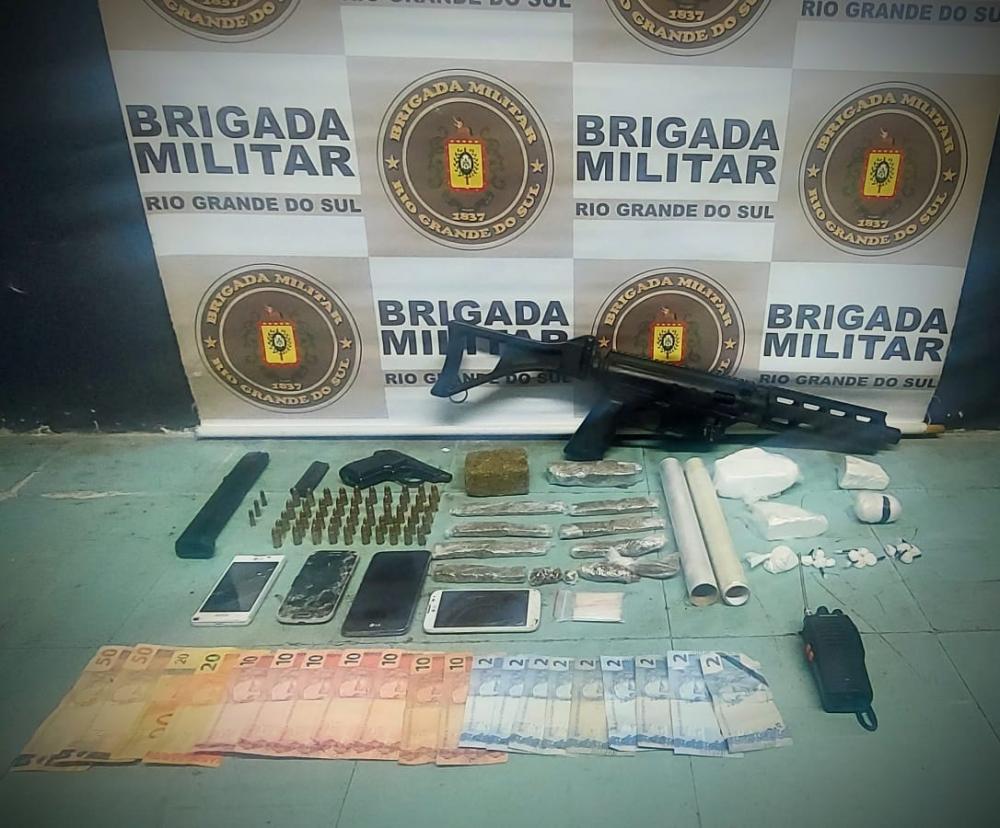 Detento é flagrado andando na rua com submetralhadora e pistola em Bento Gonçalves