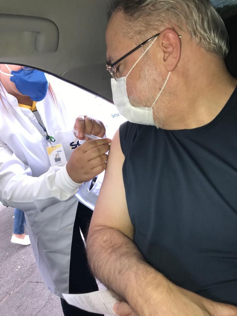 Aras recebe primeira dose da vacina contra covid-19 em Brasília