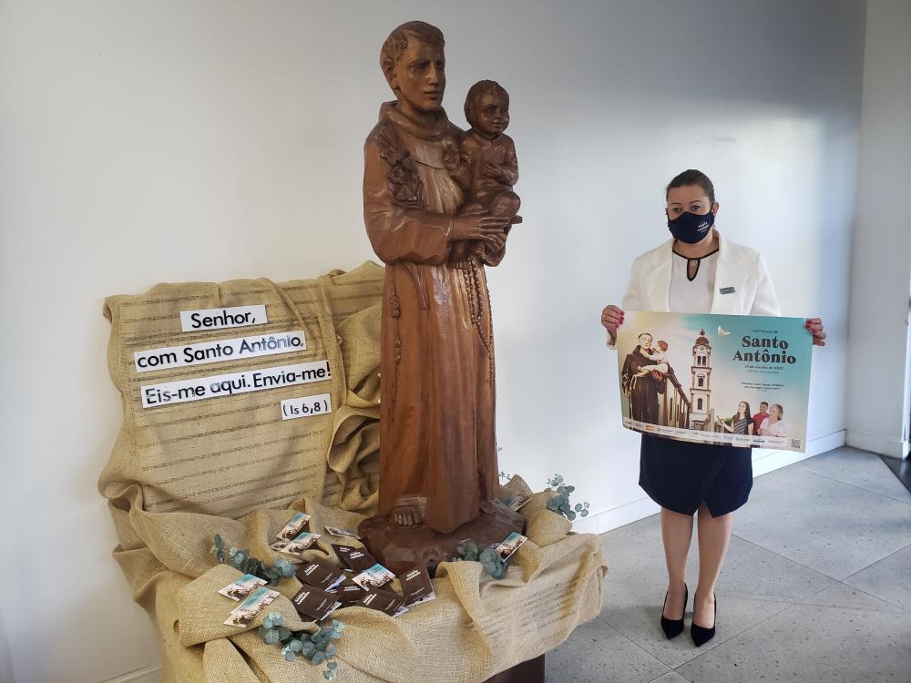 Imagem de Santo Antônio é levada ao Hospital Tacchini