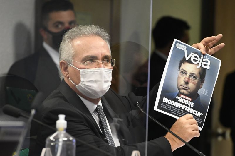 Flávio Bolsonaro chama Renan Calheiros de 'vagabundo' na CPI