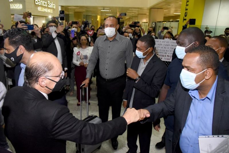 Bispo Edir Macedo recebe os pastores da Universal que voltaram de Angola - (Foto: Divulgação)