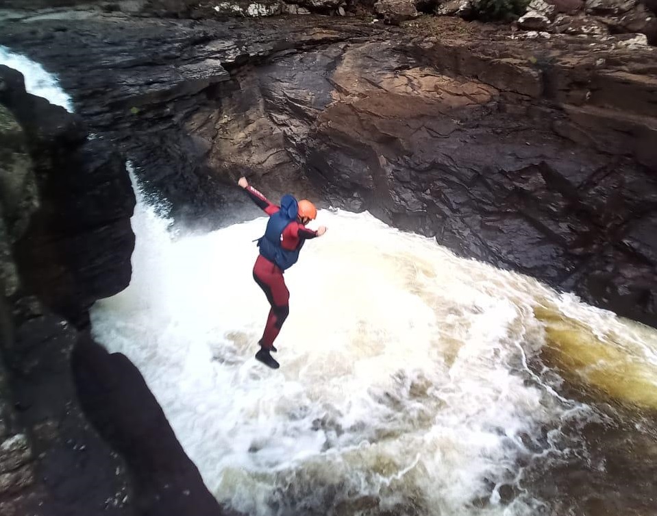 Bombeiros de Bento e região fazem treinamento de resgate em águas rápidas