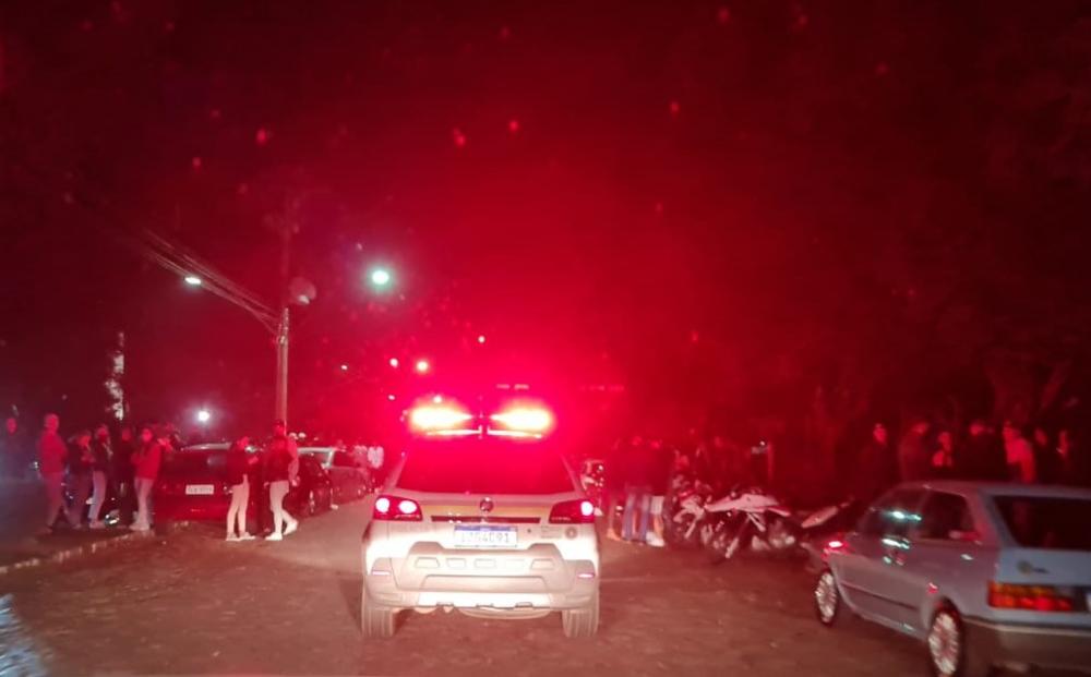 No primeiro dia sem fiscalização, centenas de jovens se aglomeram nas ruas de Bento Gonçalves