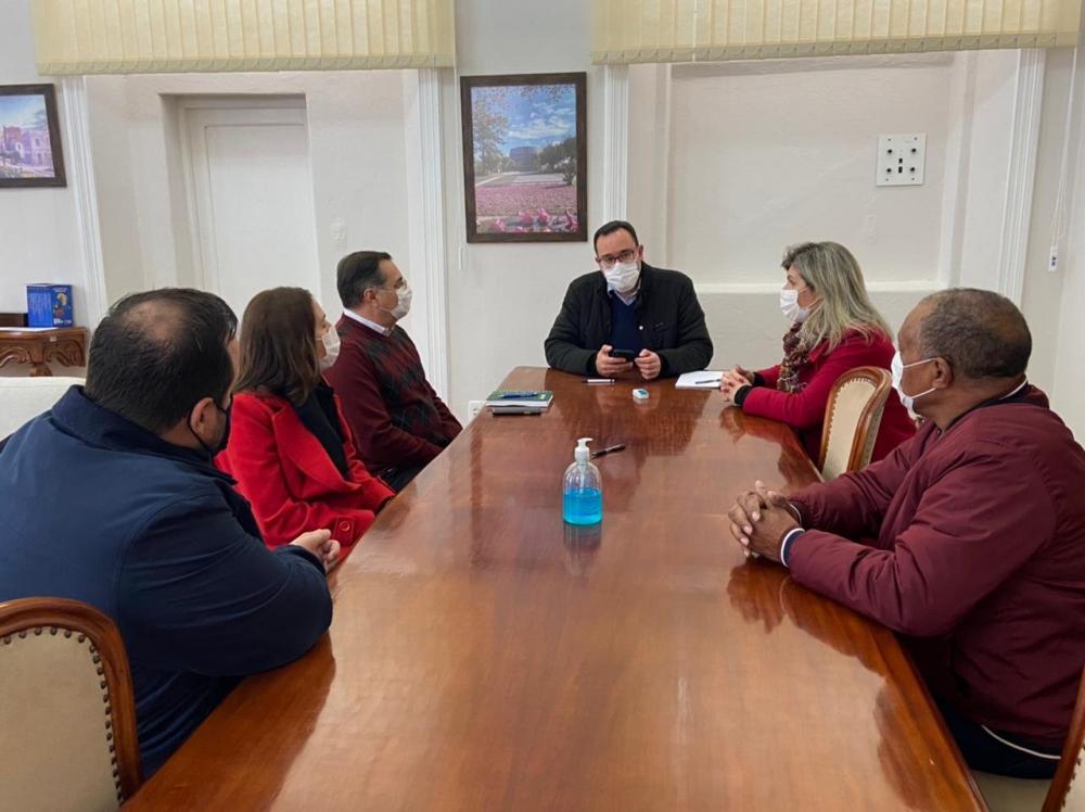 Prefeito Diogo Siqueira esteve reunido com integrantes do Comitê de Atenção ao Coronavírus - Foto: Emanuele Nicola/Prefeitura de Bento Gonçalves