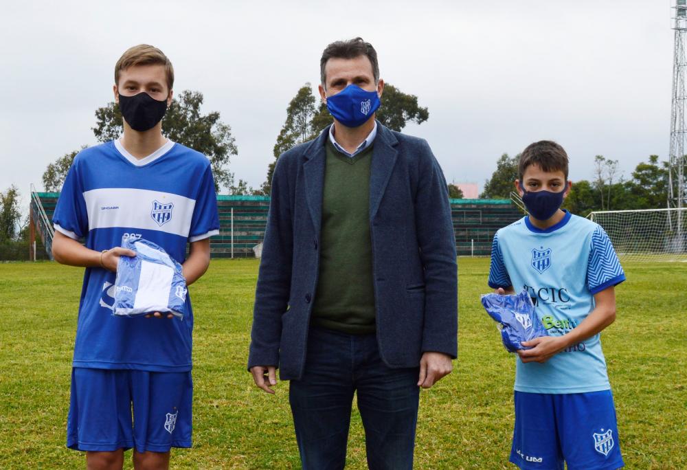 Clube Esportivo entrega kits aos alunos da Escola de Futebol