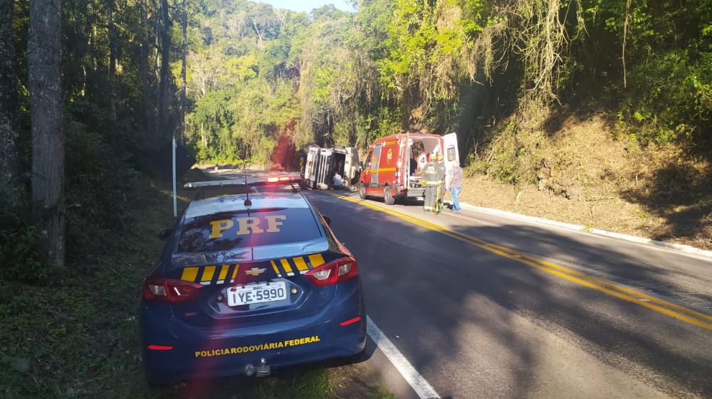 Caminhão tomba e motorista fica ferido em Bento Gonçalves