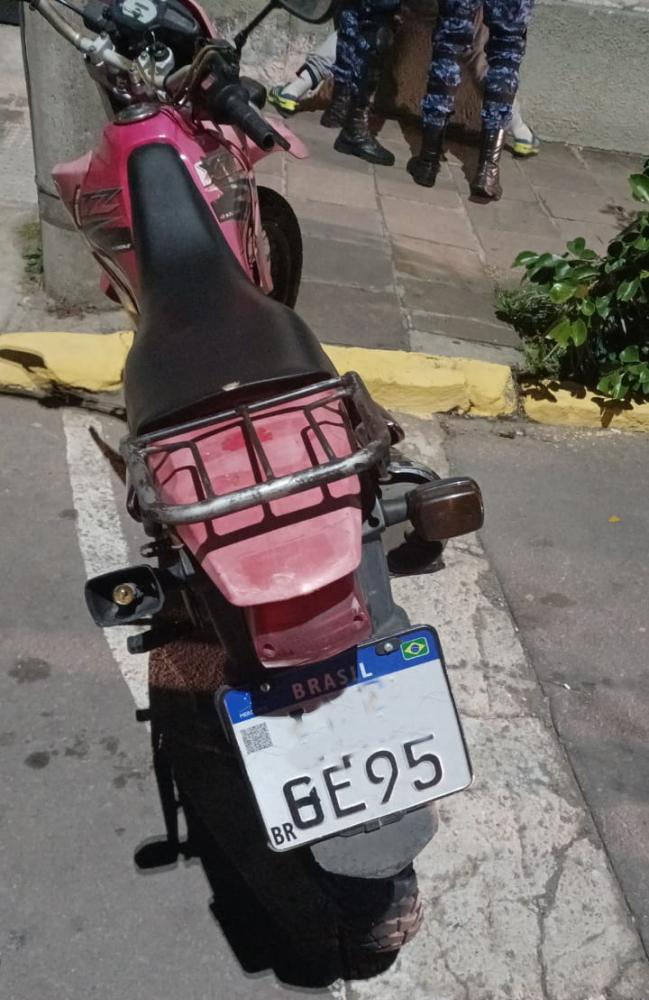 Indivíduo é preso pelo Grupo Tático de Motos da GCM ao usar fita isolante para adulterar placa