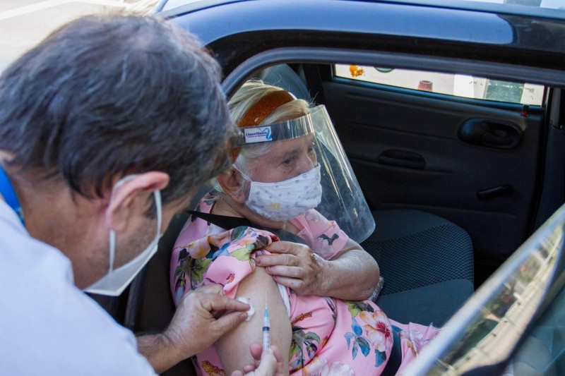Estudo mostrou queda da mortalidade de idosos por covid-19 após vacinação - (Foto: ROBERTO GARDINALLI/FUTURA PRESS/ESTADÃO CONTEÚDO)