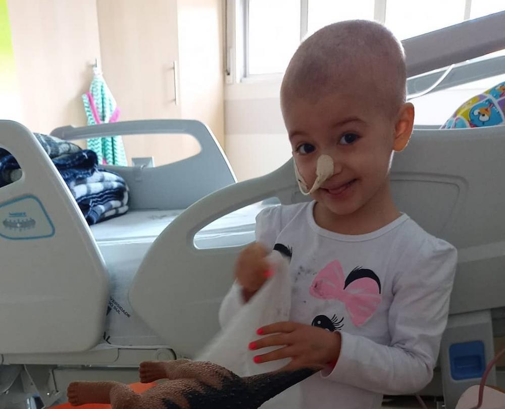 Criança necessita de doação de sangue para seguir com tratamento contra metástases