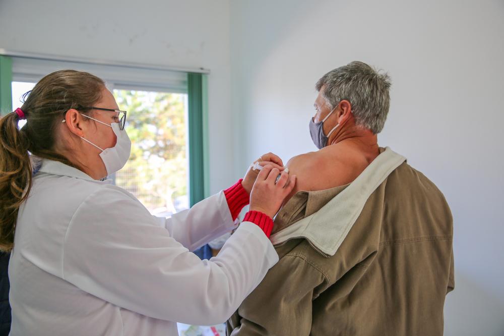 Farroupilha: Nascidos em 1968 ou antes serão vacinados nesta quarta, dia 16, em dois locais