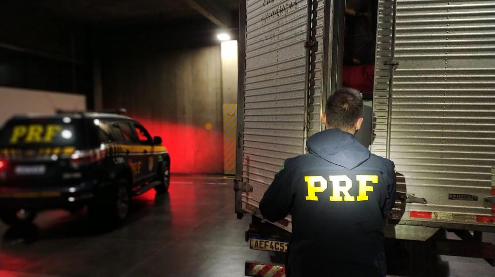 Agentes da PRF apreendem carga de vinho avaliada em R$ 1 milhão