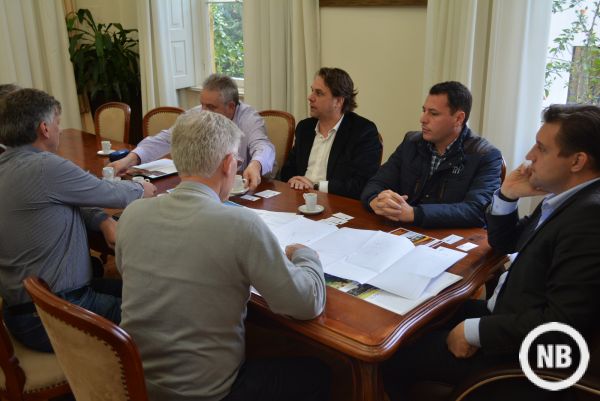 Prefeito se reúne com diretores de empresa de táxi aéreo