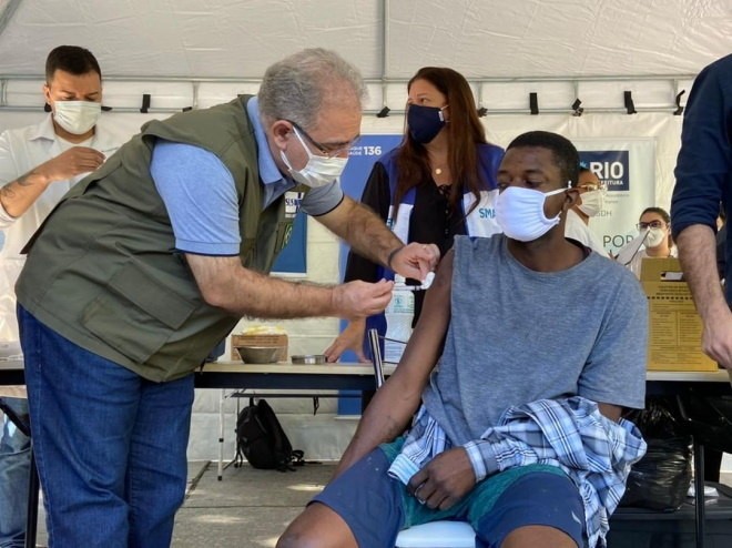 O ministro Marcelo Queiroga aplica vacina contra covid-19 - (Foto: Divulgação Ministério da Saúde - 18.6.2021)