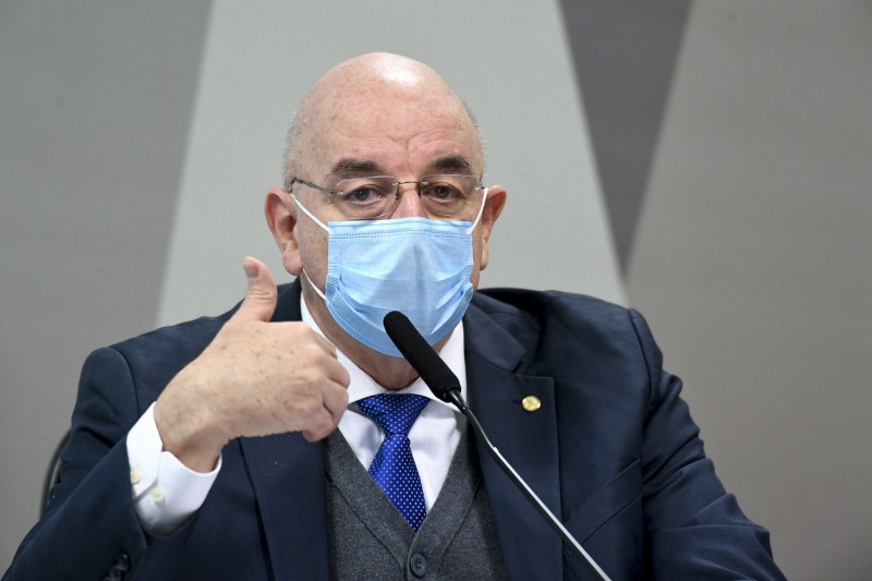 Osmar Terra diz que fim da pandemia 'não vai demorar muito' 